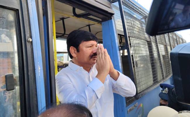 BIG BREAKING : మాజీ మంత్రి జోగి రమేష్ అరెస్ట్!