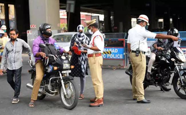 Traffic Challan : బండి కీస్ లాక్కోకండి.. పోలీసులకు హైకోర్టు వార్నింగ్!