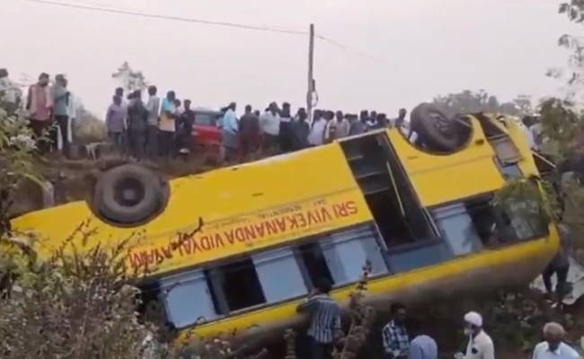 స్కూల్ BUS బోల్తా : డ్రైవర్ జంప్.. చావుబతుకుల్లో పిల్లలు!