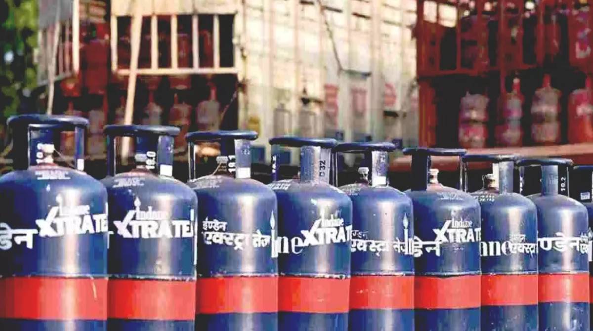 LPG cylinder prices : బడ్జెట్ కు ముందే బిగ్ షాక్‌.. పెరిగిన గ్యాస్ ధరలు!